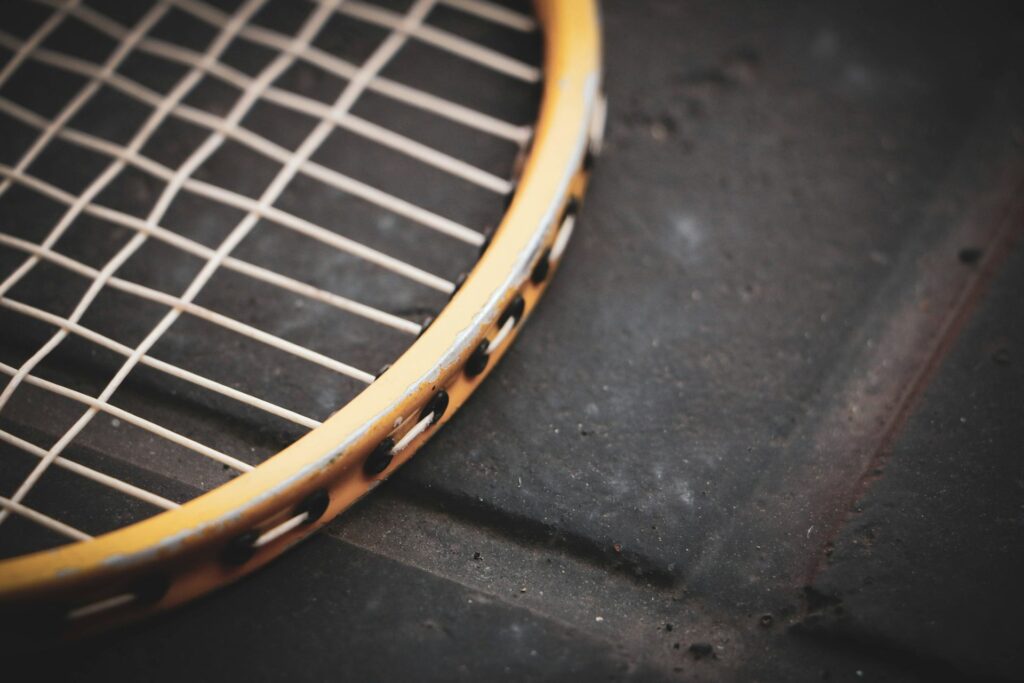 Gros plan sur le cordage d'une raquette de tennis